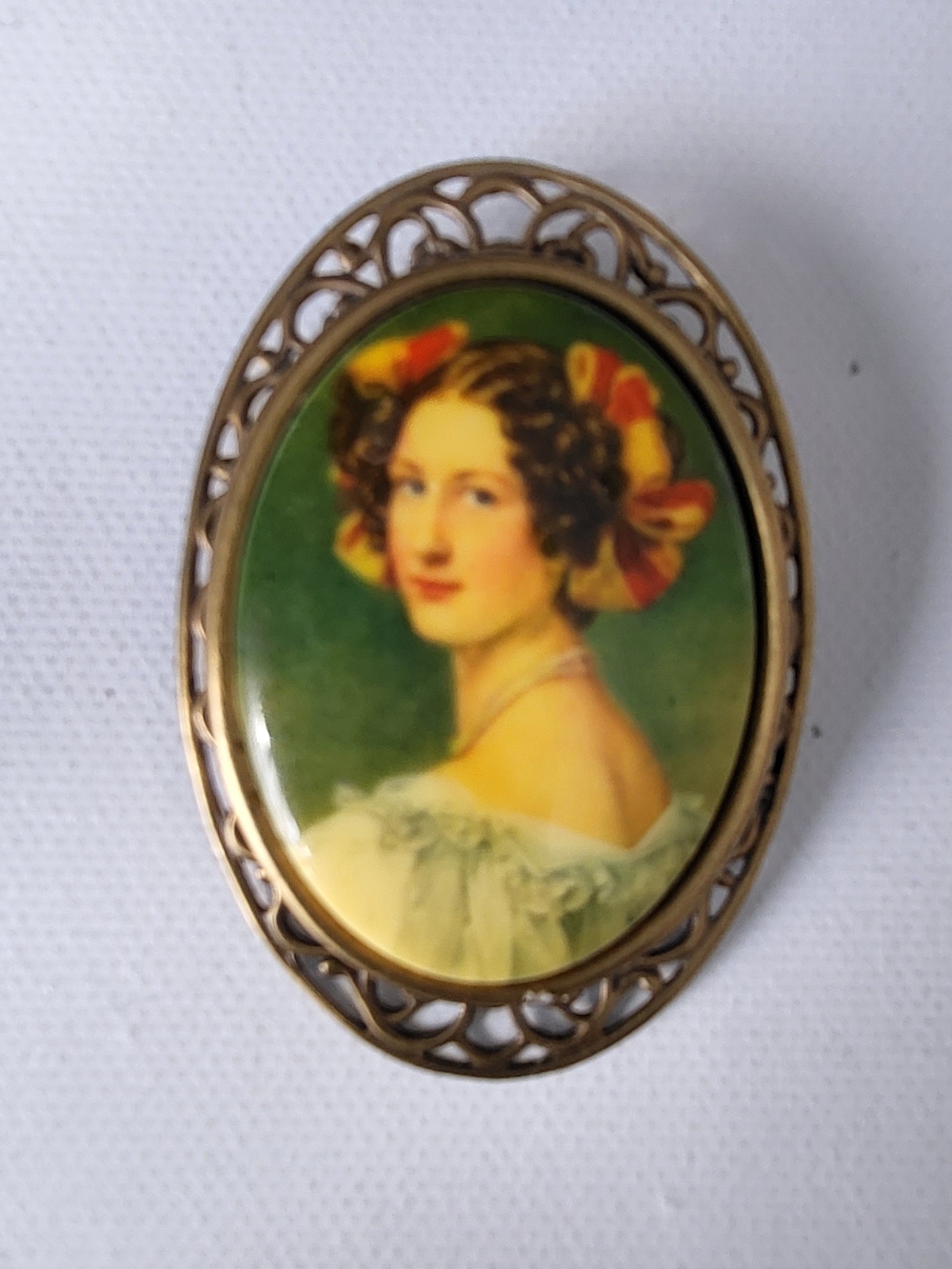 Vintage Victorian Portrait Cameo Brooch with Gold Filigree Back